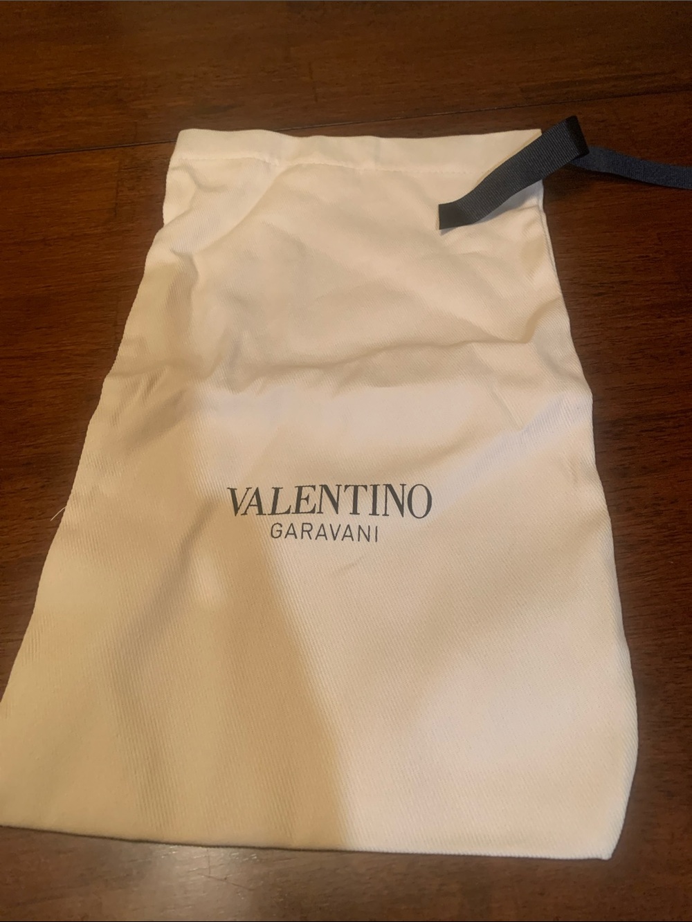 Brand new design, authentic rare cream Valentino Garavani one shoe bag w/string